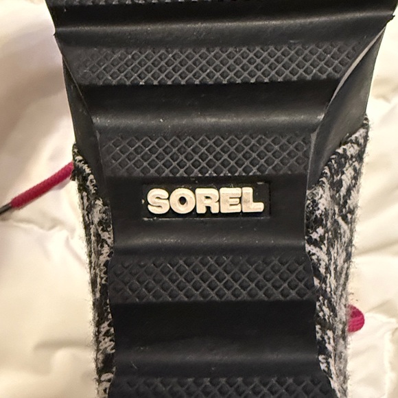 Sorel PDX Wedge Boot with Hot Pink Laces
Women’s Size 9 - Picture 8 of 9